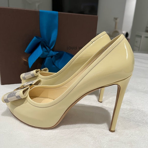 LOUIS VUITTON Ivory Damier Azul Valentine Check Bow Patent & Canvas Pumps 37 - Picture 3 of 10